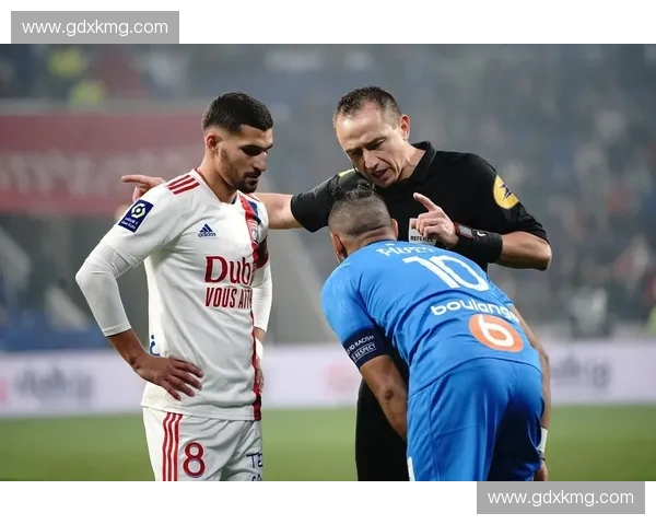 突发事件导致足球比赛被迫腰斩的深层原因与赛场影响解析全貌探秘